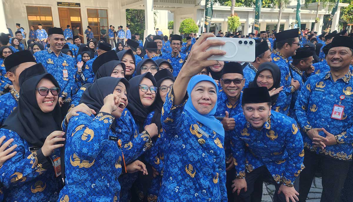 Gubernur Khofifah saat foto bersama para ASN.