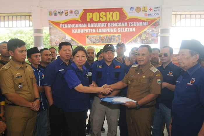 Ketua DPW Partai NasDem Jatim, Sri Sajekti Sudjunadi menyerahkan bantuan warga Jatim ke Plt Bupati Lampung Selatan, Nanang Ermanto. Foto: Ist