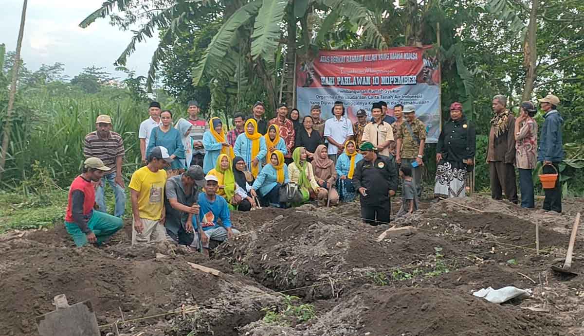 Suasana saat peletakan batu pertama pembangunan rumah syukur di Desa Pojok, Kecamatan Wates, Kabupaten Kediri. Foto: Ist