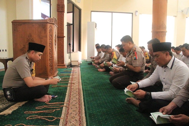 Kapolres AKBP Wahyu S Bintoro saat memimpin bacaan surat Yasin.