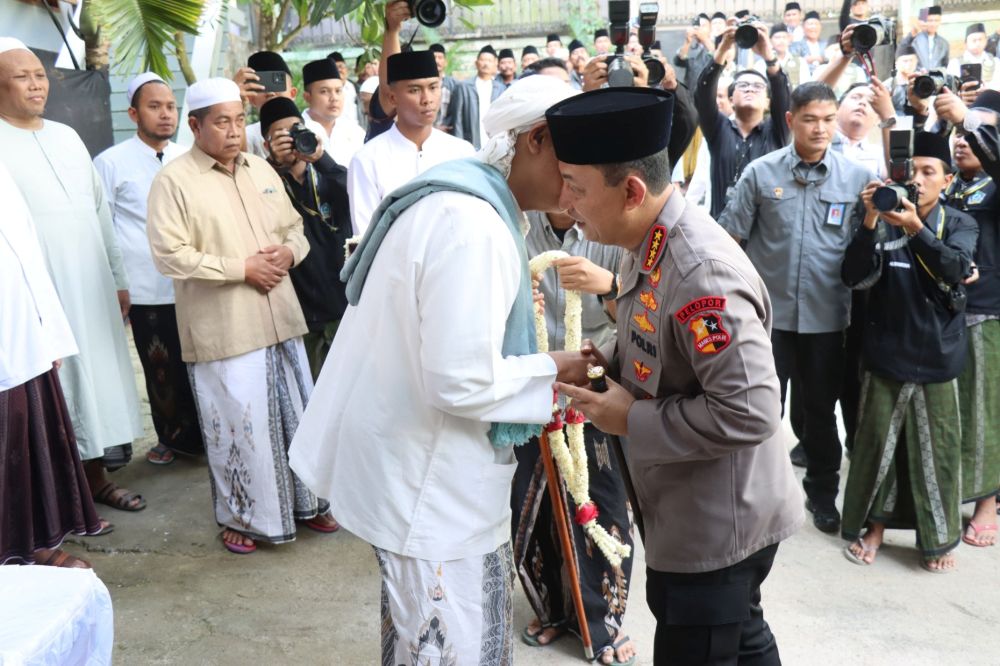 Pengasuh Ponpes Al-Hamidy Pamekasan, RKH Mohammad Rofi’i Baidhowi saat menyambut Kapolri, Jendral Listyo Sigit Prabowo.