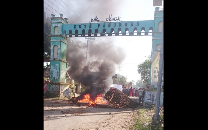 Gara-gara setiap hari menghirup udara debu, dampak dari pembangunan jalan tol,  warga Tembokrejo, Kelurahan Purworejo, Kabupaten Pasuruan, memblokir jalan.