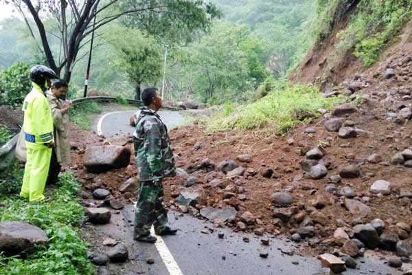 Bagian dari tebing yang longsor menutup badan jalan. Foto:prspen081