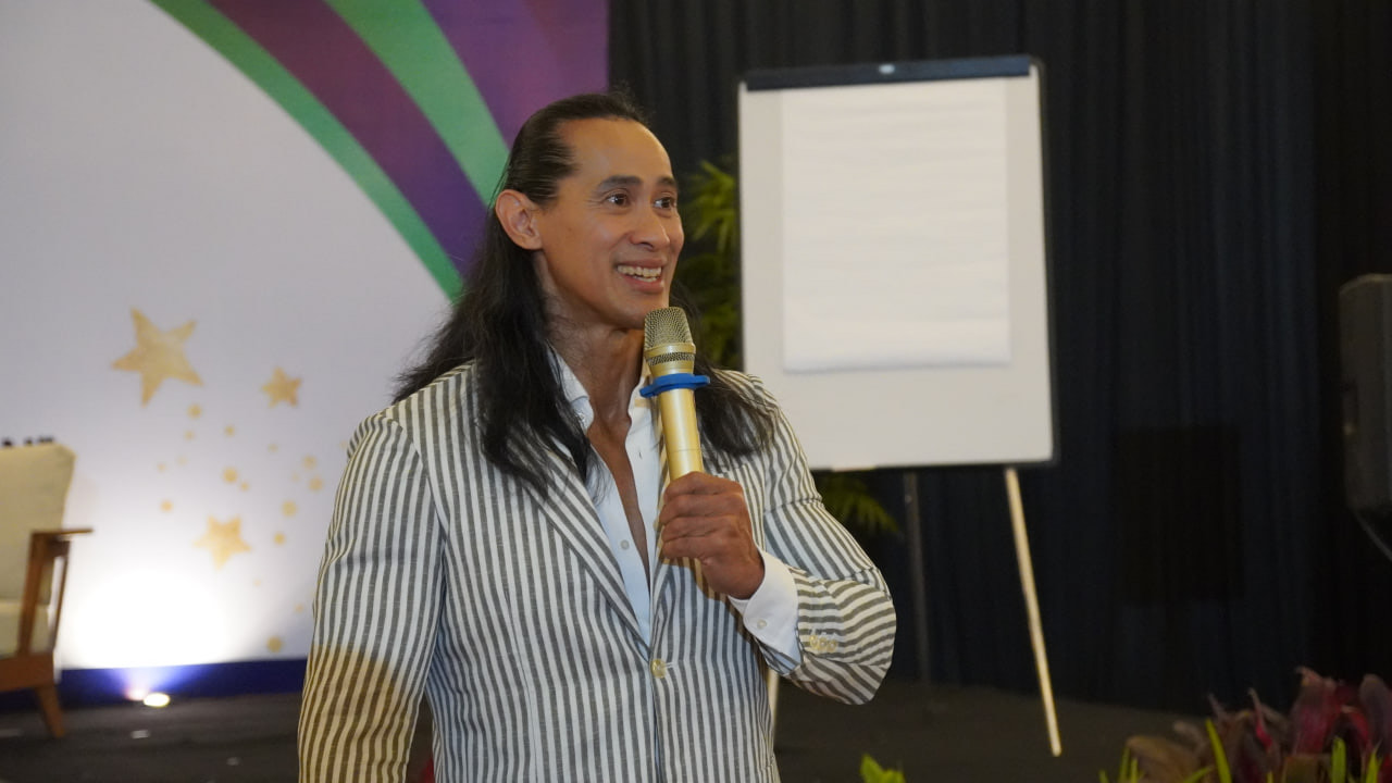 Ade Rai saat memberi pemaparan