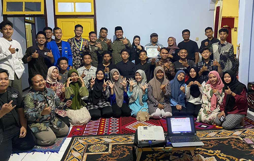 Para kader PMII Cabang Nganjuk yang menjadi peserta diklat media foto bersama Ketua dan Anggota PWI Nganjuk. 