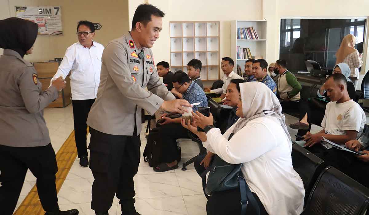 Kapolres Mojokerto Kota saat membagikan makana ke salah satu pemohon SKCK di MPP.