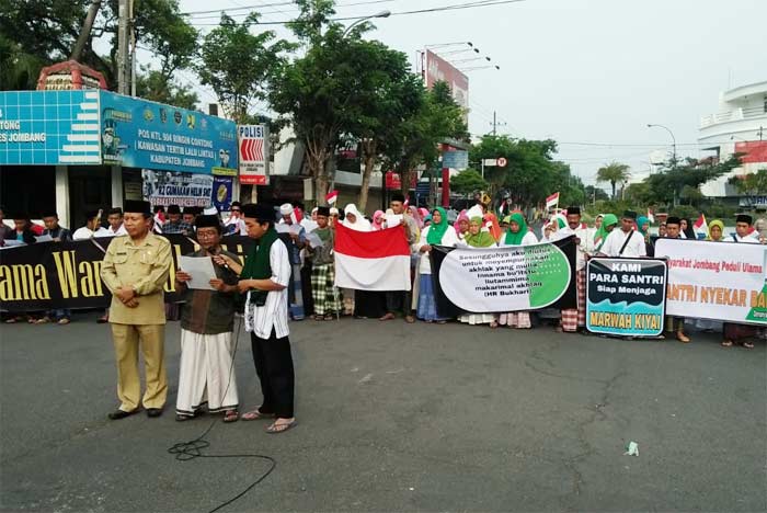 Aksi yang digelar para santri terkait viralnya aksi Sandiaga Uno melangkahi makam Kiai Bisri Syansuri.
