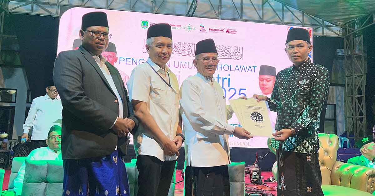 Penyerahan sertifikat tanah wakaf di MWCNU Gempol Bersholawat.