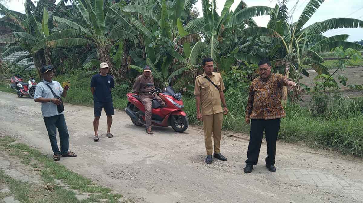Wakil Ketua DPRD Gresik, Mujid Riduan (kanan), didampingi perangkat Desa Ngampel saat meninjau kerusakan jalan kabupaten. Foto: Ist