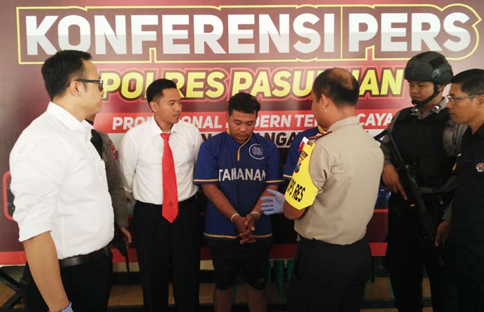 Wakapolres Pasuruan Kompol Supriyono S.Sos, didampingi Kasatreskrim, KBO Reskrim, dan Kasubbag Humas merilis 2 dari 3 residivis yang berhasil diamankan oleh Satuan Reserse Kriminal. foto: M. ANDY F/BANGSAONLINE