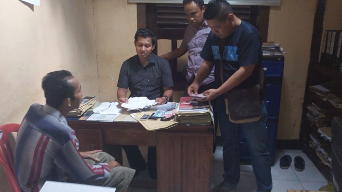 Tersangka saat diperiksa petugas.
