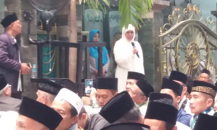 Gubernur Jawa Timur Khofifah Indar Parawansa saat menyampaikan sambutan pada acara "Ngunduh Mantu" keluarga Dr KH Asep Saifuddin Chalim di Pondok Pesantren Amanatul Ummah Siwalankerto Surabaya, Ahad (22/9/2019). foto: bangsaonline.com