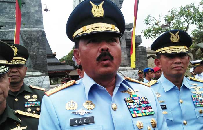 Panglima TNI Marsekal Hadi Tjahjanto ditemui usai ziarah di Makam Bung Karno. foto: AKINA/ BANGSAONLINE