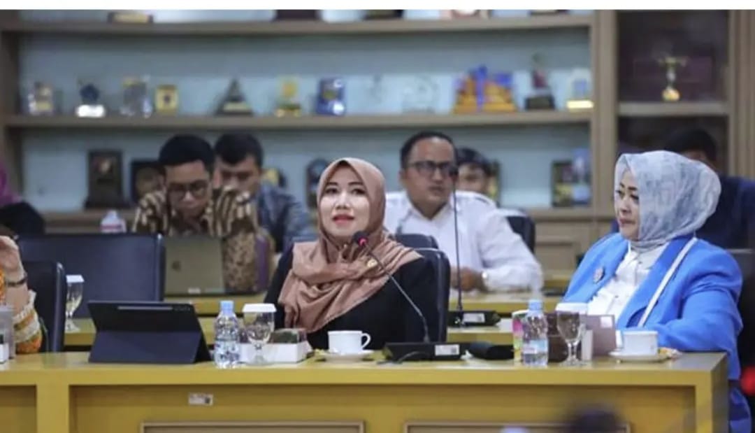  Dr. Lia Istifhama, Anggota DPD RI Dapil Jatim.