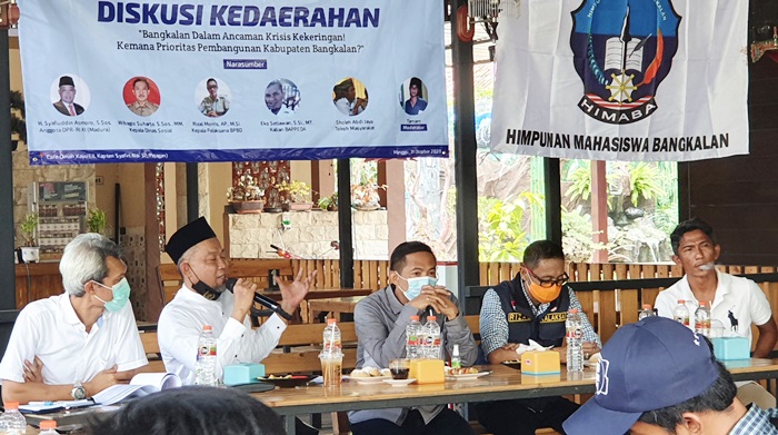 H. Syafiuddin saat menjadi keynote speaker di Diskusi Kedaerahan terkait Krisis Kekeringan di Bangkalan bersama Kadis BPBD, Dinsos dan Kepala Bappeda, Ahad (11/10/2020).