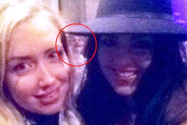hantu sosok tua yang ikut mejeng. foto: repro dailymirror