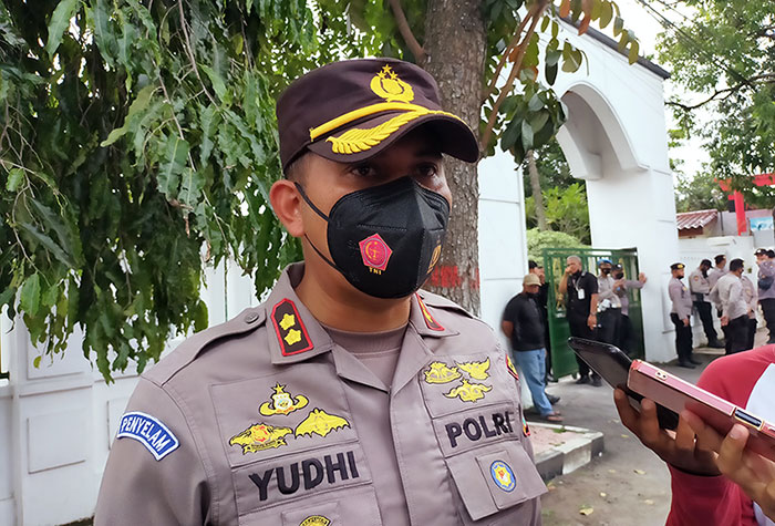 Kapolres Blitar Kota, AKBP Yudhi Hery Setiawan, saat memberi keterangan kepada awak media.