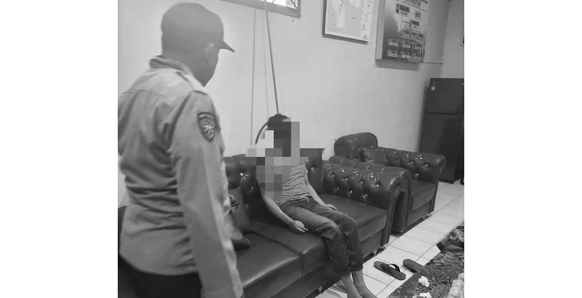 Polisi saat mengevakuasi jasad Kepala Desa Buncitan.