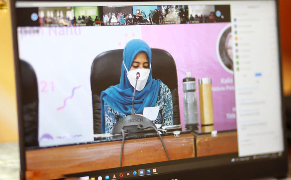 Ketua TP PKK Kota Kediri Ferry Silviana Abdullah Abu Bakar, saat membuka Sekolah bagi Perempuan Bekal Tantangan Hidup di Masa Depan Nanti (Selimut Hati). foto: ist.