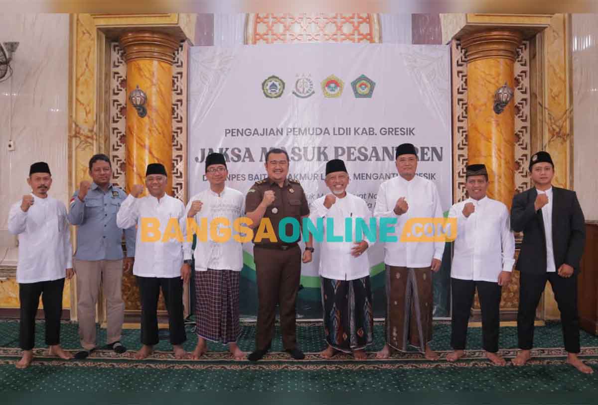 Ketua DPD LDII Gresik, KH. Abdul Muis Zuhri, dan Kasi Intel Kejari Gresik, Deni Niswansyah, saat bersama para pengurus usai ngaji hukum. Foto: SYUHUD/BANGSAONLINE