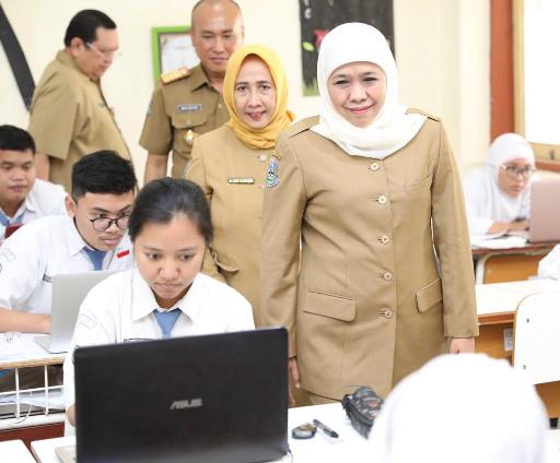 Gubernur Jawa Timur Khofifah Indar Parawansa meninjau langsung pelaksanaan Ujian Satuan Pendidikan Berbasis Komputer dan Smartphone (USP BKS), di SMAN 6 Surabaya, Senin (9/3) pagi. foto: istimewa/ bangsaonline.com