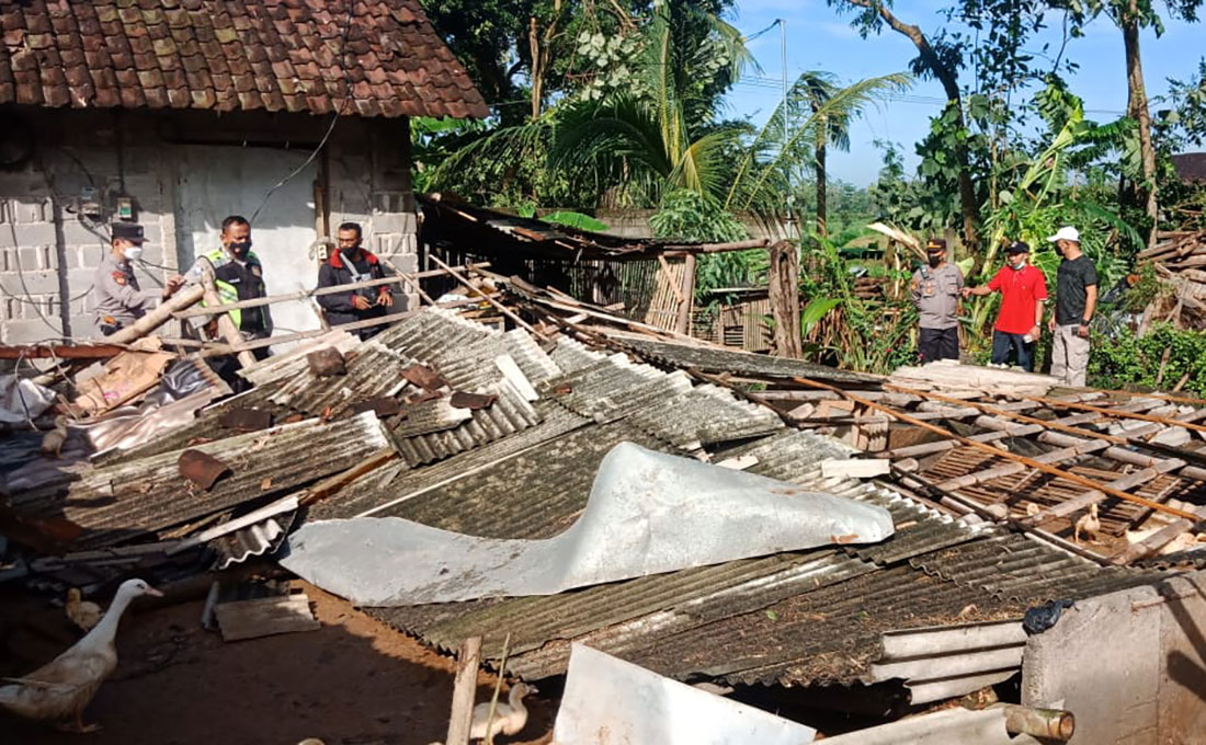 Salah satu bangunan rumah di Desa Tingal yang roboh akibat diterjang angin kencang.