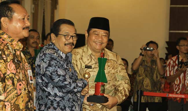 Bupati Sidoarjo H Saiful Ilah saat menerima penghargaan K3 dari Gubernur Jatim H Soekarwo, di Grahadi Surabaya, Rabu (30/3/2016). foto istimewa