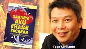 Toge Aprilianto dan buku karyanya yang kini dikecam banyak pihak. Foto: chirpstory.com