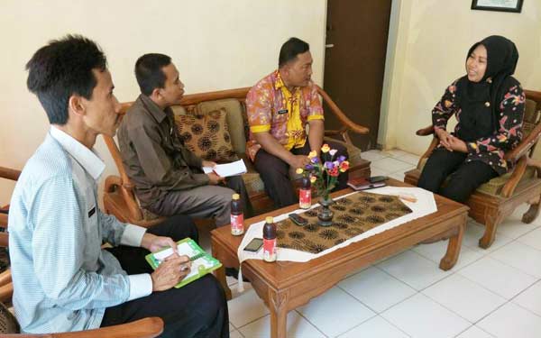 Sekretaris DPKS Suhaidi RB didampingi bidang Advokat, Syamsuri SH, saat sidak ke SMPN 1 Gapura ditemui Kepala Sekolah yang baru.