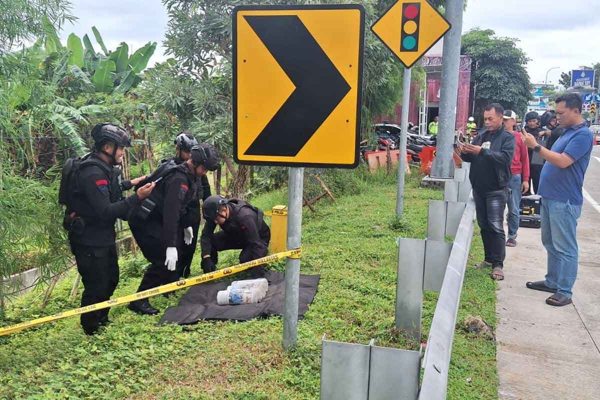 Tim Gegana Polda Jatim saat mengamankan benda mencurigakan yang diduga Bom. Foto: Dok Polres Madiun.