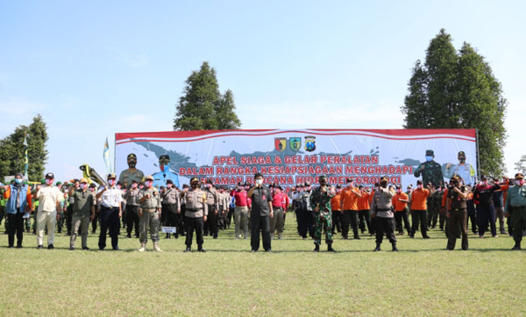 Dandim 0809/Kediri, Letkol Kav. Dwi Agung Sutrisno dan peserta apel saat berfoto bersama. (kominfo)
