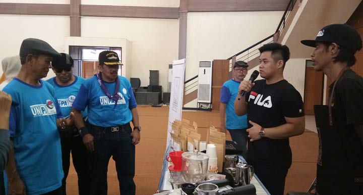 Rektor Unipa Surabaya Drs. Djoko Adi Walujo S.T., M.M. DBA bersama Lembaga Hubungan Internasional, Humas, dan Protokoler Drs. Widodo S.T., M.Kom saat mengunjungi stand kopi.