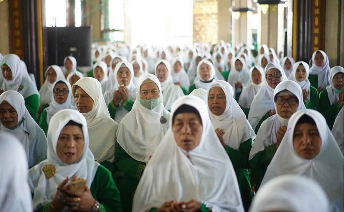 Para jemaah saat menghadiri Harlah ke-77 Muslimat NU dan Launching E-Kartamus Digitalisasi di Masjid Agung Al-Fattah, Kota Mojokerto.