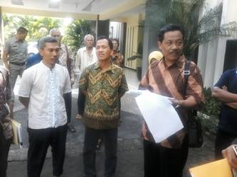 Sidang di tempat sengketa lahan Disbun Jatim versus warga di Pagesangan kemarin. foto:nur faishla/bangsaonline
