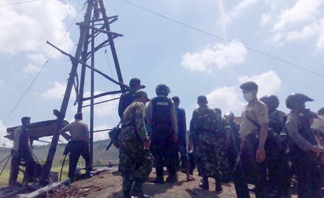 Petugas saat menertibkan penambang minyak tradisional di Dusun Gegunung Desa Mulyoagung. foto: SUWANDI/ BANGSAONLINE