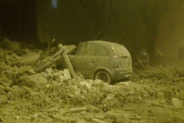 gempa hancurkan segalanya. foto: mirror.co.uk