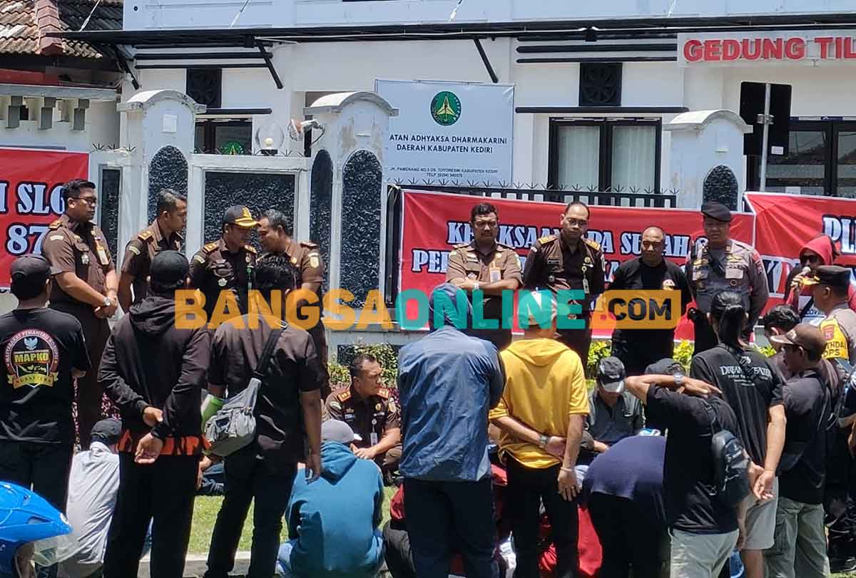 Kepala Kejari Kabupaten Kediri, Chandra Eka Yustisia (duduk), saat berdialog dengan para pendemo. Foto: MUJI HARJITA/BANGSAONLINE