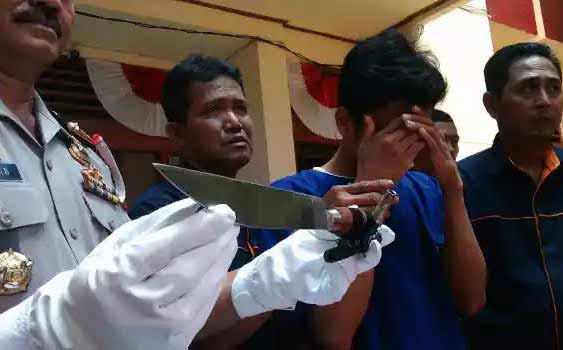 Kapolsek Tambaksari menunjukan pisau yang dibawa tersangka. foto: ekoyono/BANGSAONLINE