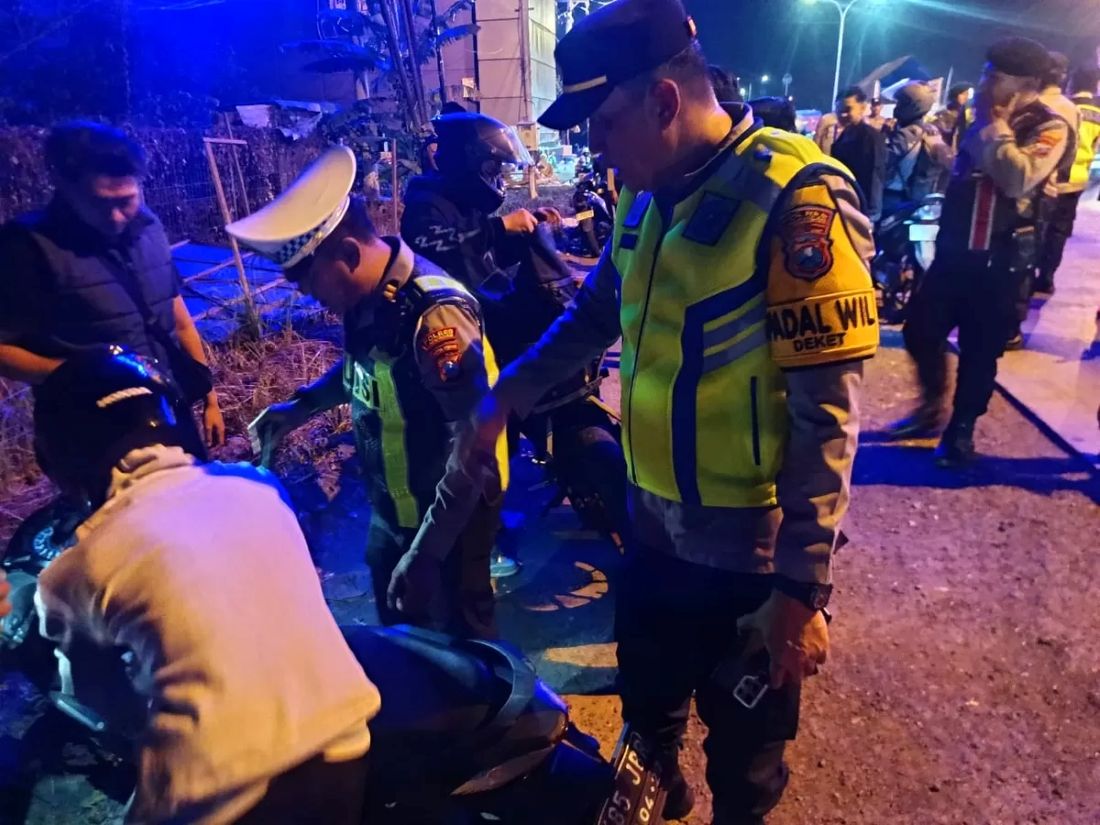 Anggota Satlantas Polres Lamongan saat melakukan penindakan saat operasi penyekatan