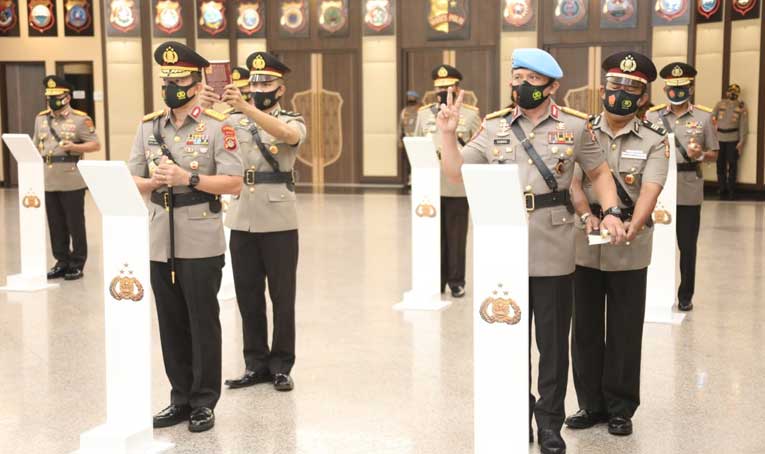 Para kapolda baru saat menjalani sumpah jabatan.