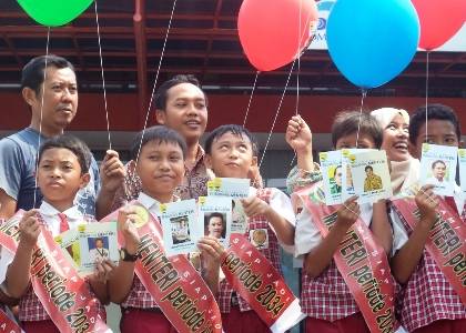 siswa dan surat di kartu pos yang ditujukan kepada presiden dan menteri. foto:nanang ichwan/bangsaonline