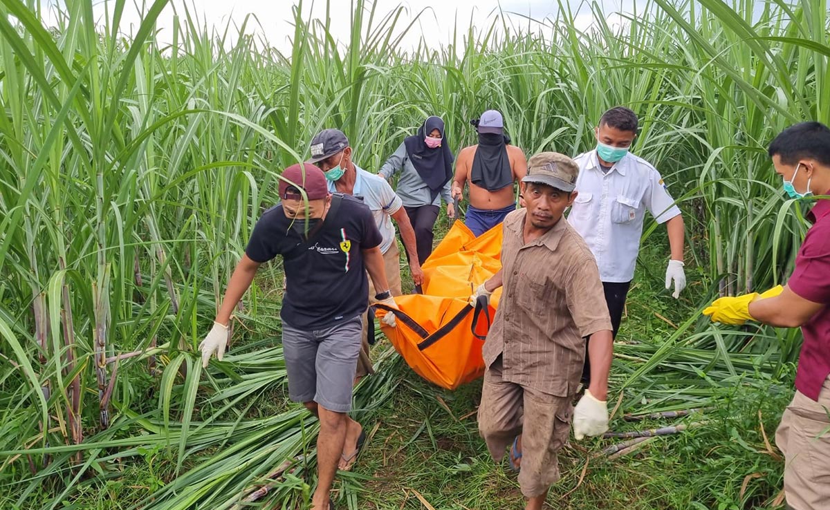 Petugas saat mengevakuasi jasad perempuan tanpa identitas untuk dibawa ke RS Bhayangkara Kediri. Foto: Ist.