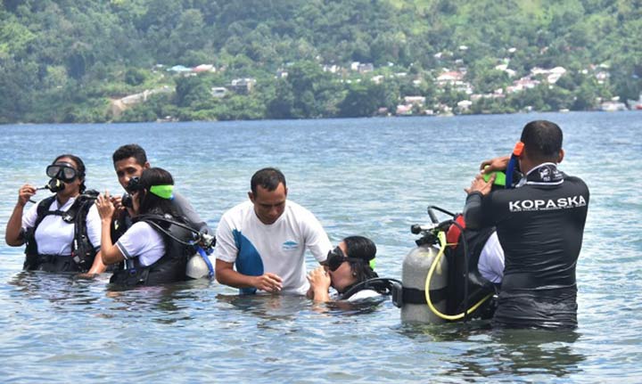 Mahasiswa menerima materi teknik bertahan hidup di laut dengan cara mengapung dan menunggu (uitemate) dilatihkan oleh Sertu Tomi.