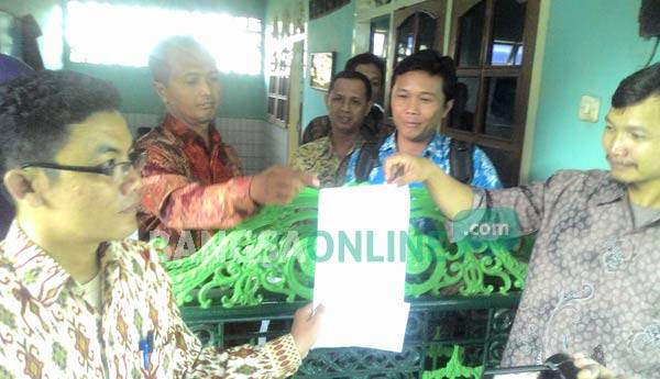 Beberapa perwakilan guru se-Kabupaten Kediri saat mendatangi kantor Kemenag Kabupaten Kediri. foto: dendi martoni/ BANGSAONLINE