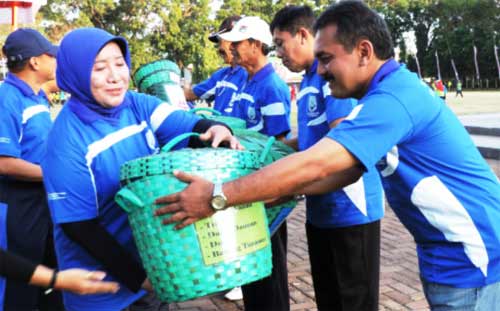 Wali Kota Rukmini secara simbolis menyerahkan bantuan tempat sampah kepada SKPD. foto: andi sirajudin/BANGSAONLINE