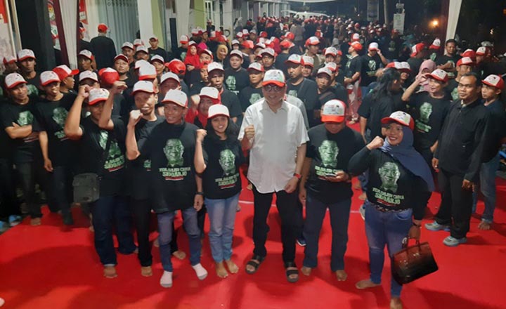 Kelana Aprilianto (baju putih) saat menghadiri acara Cangkruk Bareng KSB, Minggu (1/3) malam. foto: MUSTAIN/ BANGSAONLINE