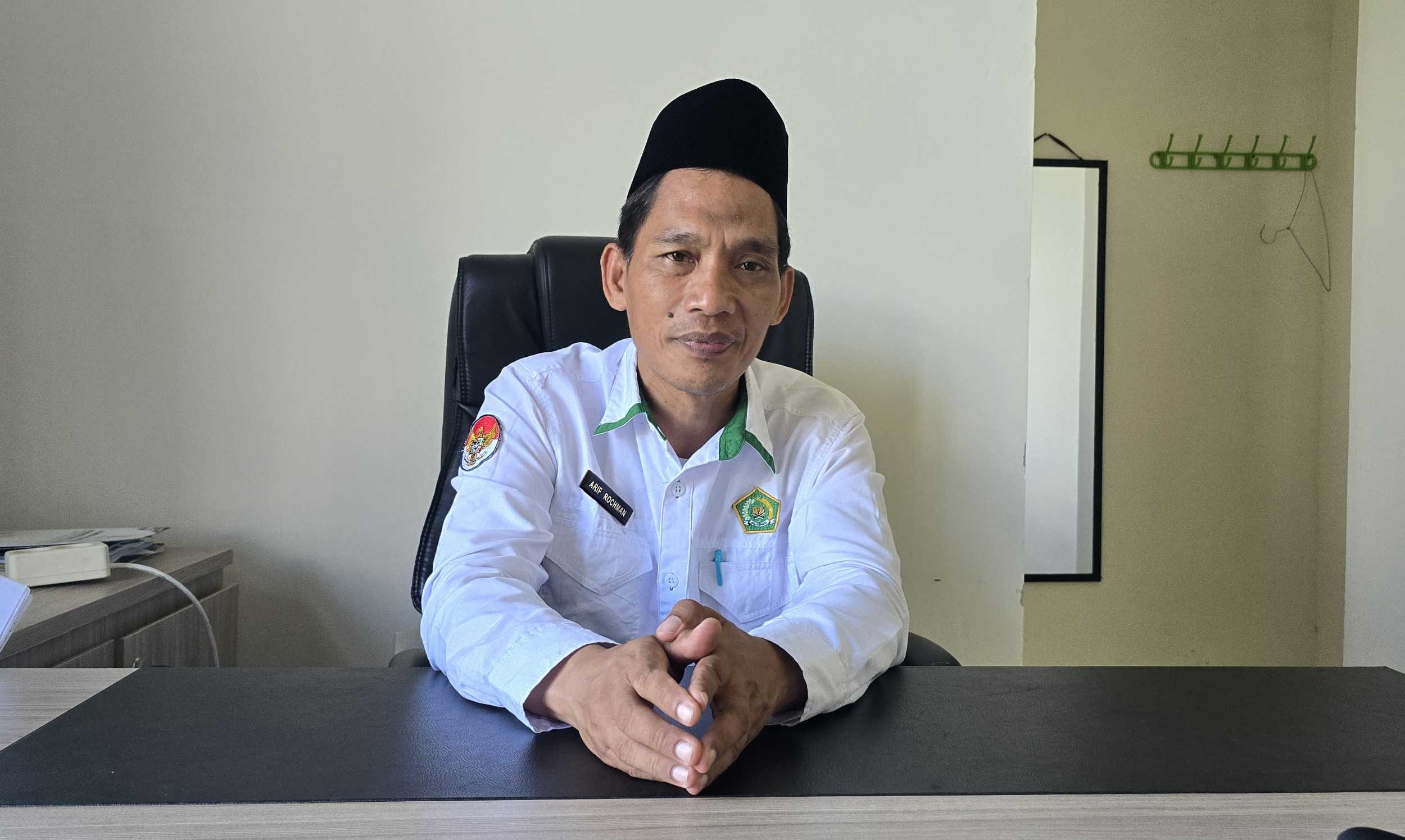 Kepala Seksi Penyelenggaran Haji dan Umroh Kementerian Agama Kabupaten Bangkalan, Arif Rahman. Foto: AHMAD FAUZI/ BANGSAONLINE