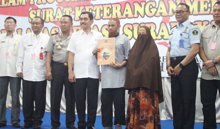 Istri Umar Patek (kerudung coklat bercadar) bersama Kepala BNPT Komjen Pol Suhardi Alius dan jajaran Lapas Kelas I Surabaya - Porong usai pengukuhan sebagai WNI.