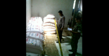 Petugas saat mengamankan barang bukti berupa ratusan karung yang berisi pupuk. (Eky Nurhadi/BANGSAONLINE)