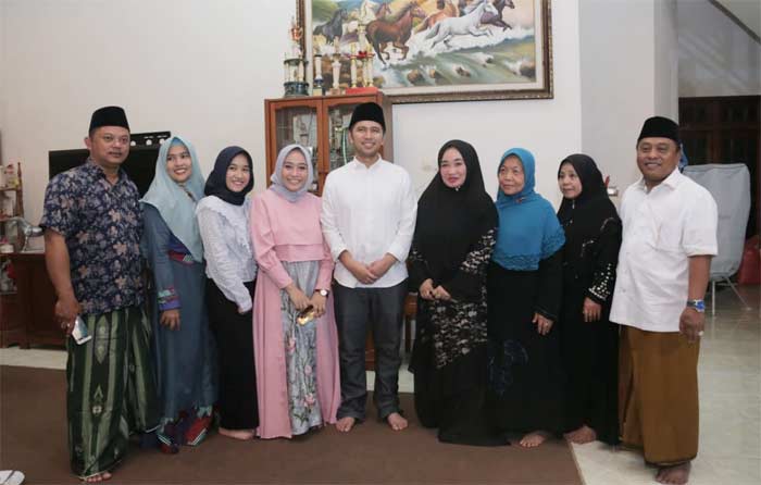 Emil bersama keluarga besar Haji Samwil,  tokoh masyarakat Gresik. foto: SYUHUD/ BANGSAONLINE